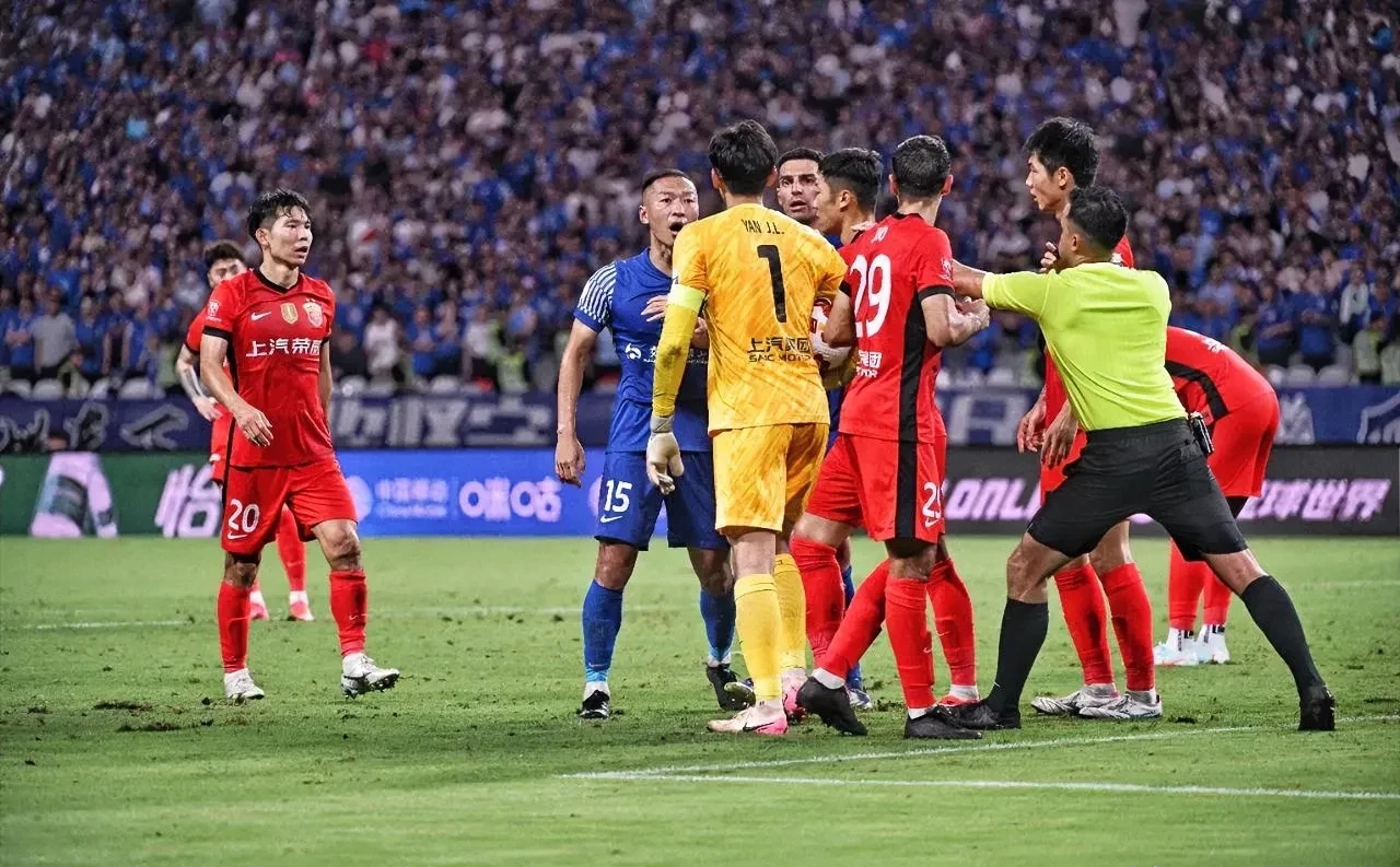 包含清晨上海申花备战德甲集结日迎来里程碑引欢呼，阿扎伦卡与80激战G2分钟直接炸裂的词条